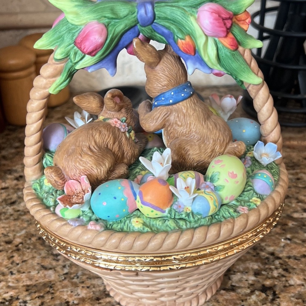 CWC PORCELAIN EASTER BASKET HAND PAINTED CANDY DISH - LARGE RARE VINTAGE - Picture 2 of 6